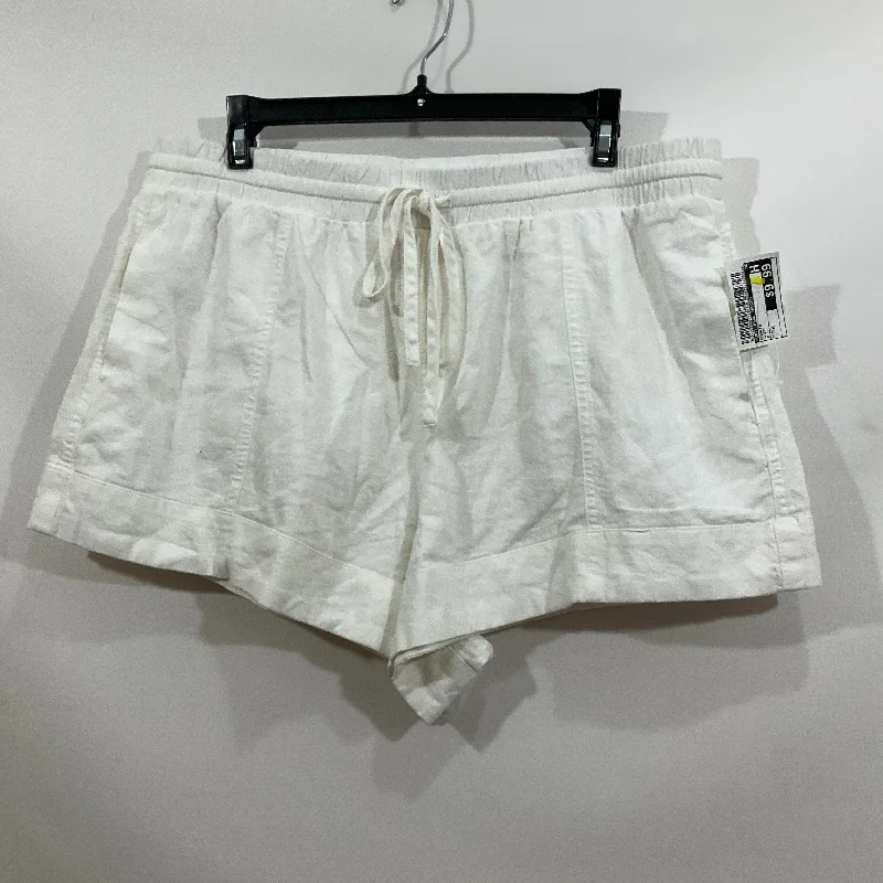 Men's Versatile and Practical Cargo Shorts for Work and PlaySHORTS by UNIVERSAL THREAD In WHITE, Size: M